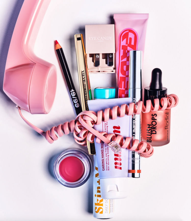 GLAMOUR-Beauty-Bag-Essentials